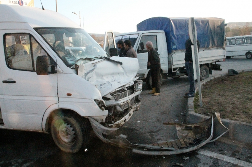 İşçi servisi ile kamyonet çarpıştı: 5 yaralı