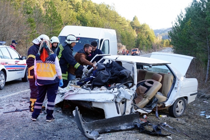 Kastamonu’da ticari minibüsle otomobil çarpıştı: 1 ölü, 6 yaralı