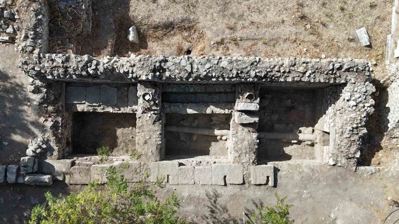 2 bin 400 yıllık Alexandria Troas Antik Kenti’nde 2 bin yıllık temiz su iletim hattı bulundu
