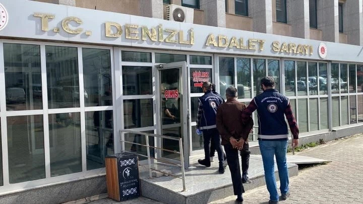 2 insan taciri para aldıkları göçmenlerle birlikte yakalandı
