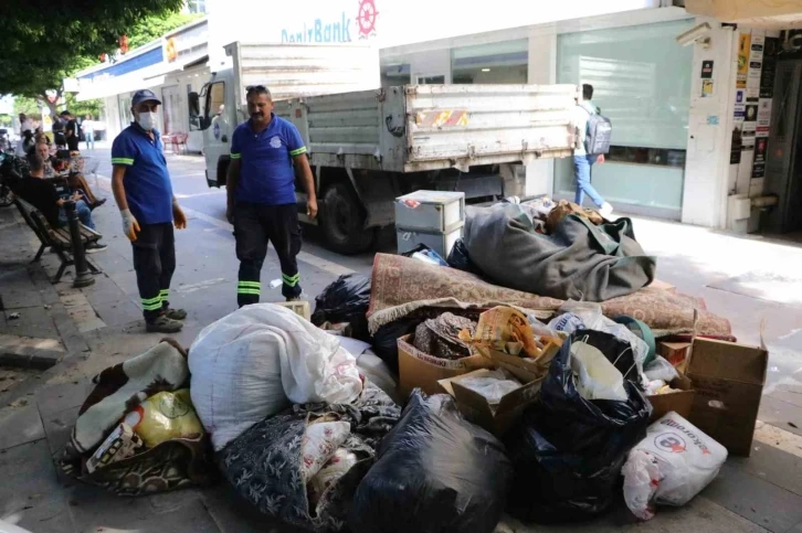 2 kamyon çöp bulunan evden dram çıktı