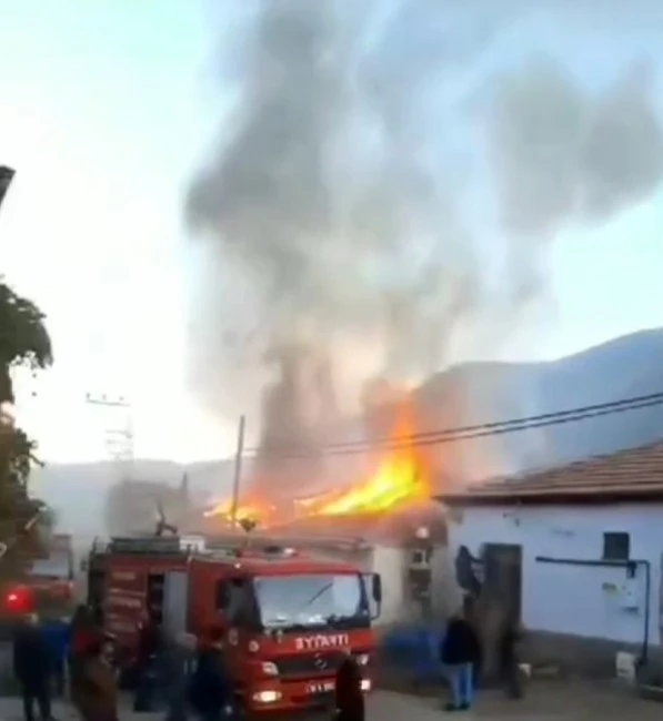 2 katlı ikametin çatısında korkutan yangın
