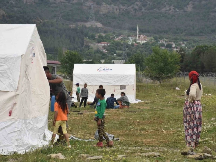 2 saatlik sağanak dereyi taşırdı, çadırları su bastı
