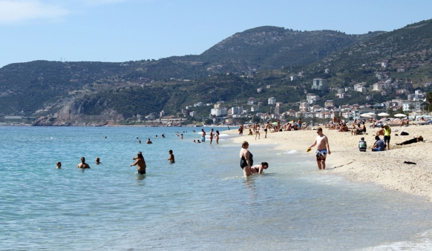 Doğuda kar Alanya’da deniz keyfi