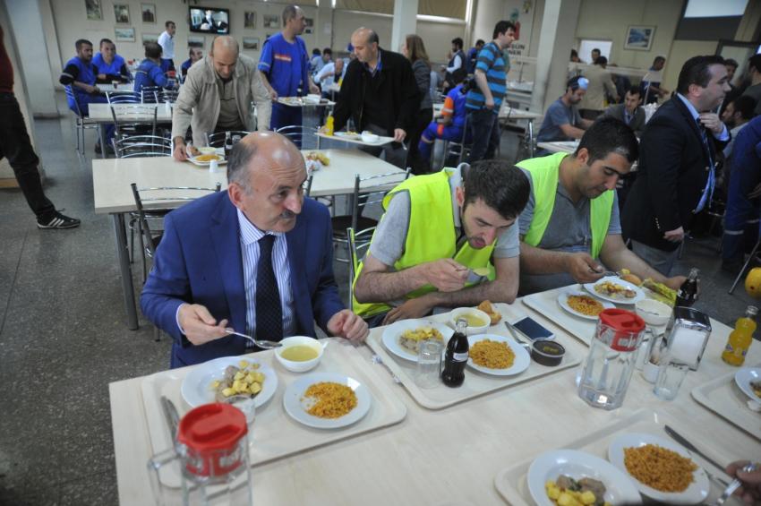 Müezzinoğlu işçilerle yemek yedi