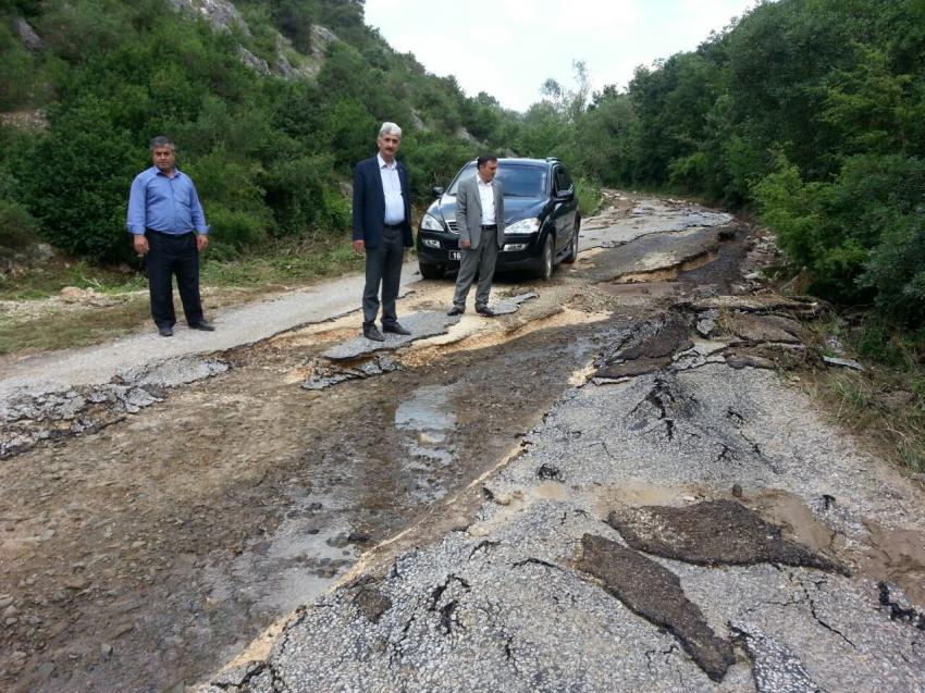 Bursa'da yağmur yolları yerinden söktü