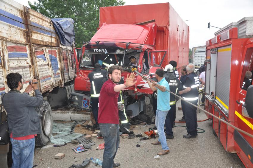 Bursa'da kabinde sıkışan sürücü böyle kurtarıldı