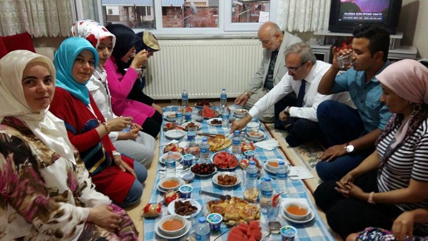 Karaloğlu, orucunu vatandaşlarla açıyor