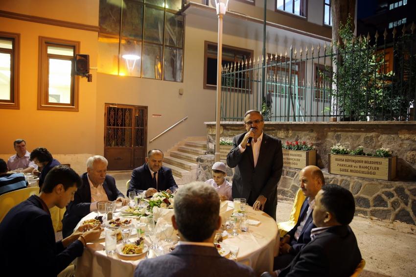 Karaloğlu, iftarını hafız adaylarıyla açtı