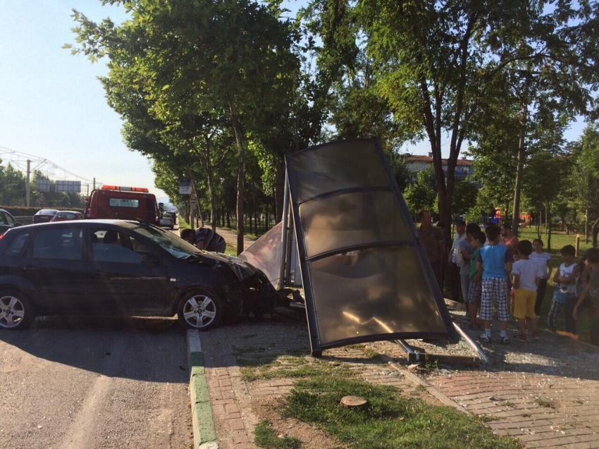 Bursa'da otomobil otobüs durağına daldı!