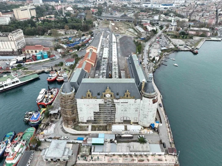 2010 yılındaki yangında alevlere teslim olan Haydarpaşa Garı’nın 7 yıldır süren restorasyonu hala tamamlanmadı
