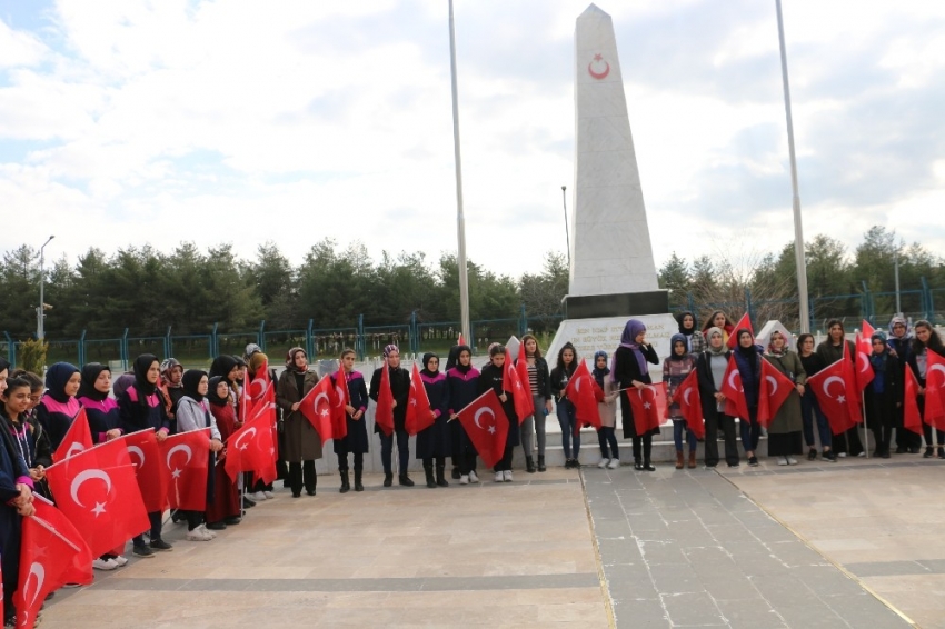 Siirt’te öğrenciler Mehmetçik için şehitlikte bir araya geldi