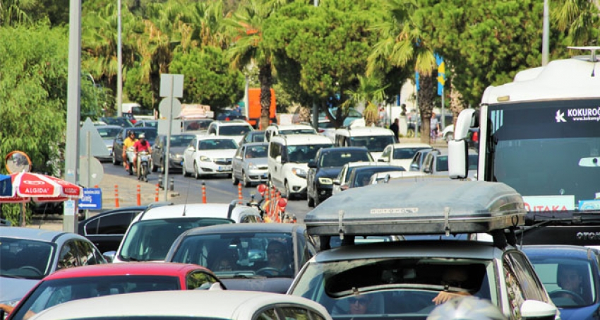 Sahiller boşaldı, trafikte uzun kuyruklar oluştu