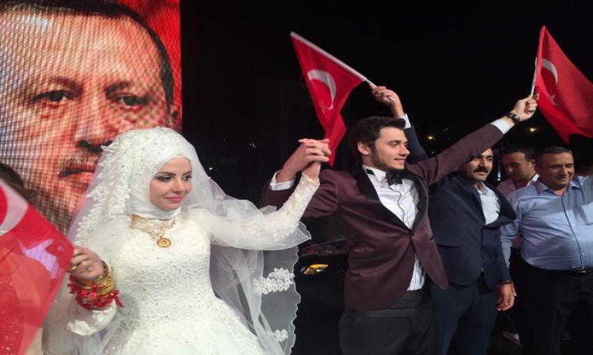 Nikah masasından kalkıp demokrasi nöbetine katıldılar