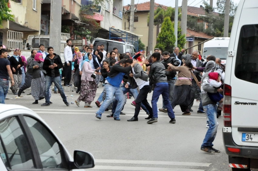 Tekme, yumruk, taş ve sopalar havada uçuştu