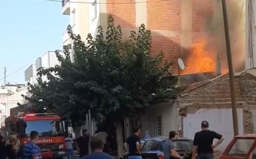 Müstakil ev alevlere teslim oldu