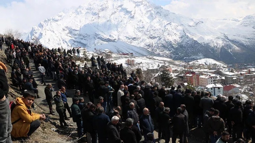 Öldürülen Sözer kardeşleri yüzlerce kişi uğurladı