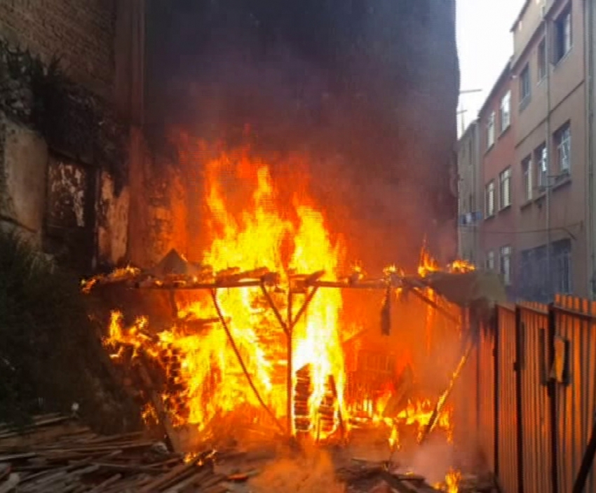 Beyoğlu’nda yangın: Bina boşaltıldı !