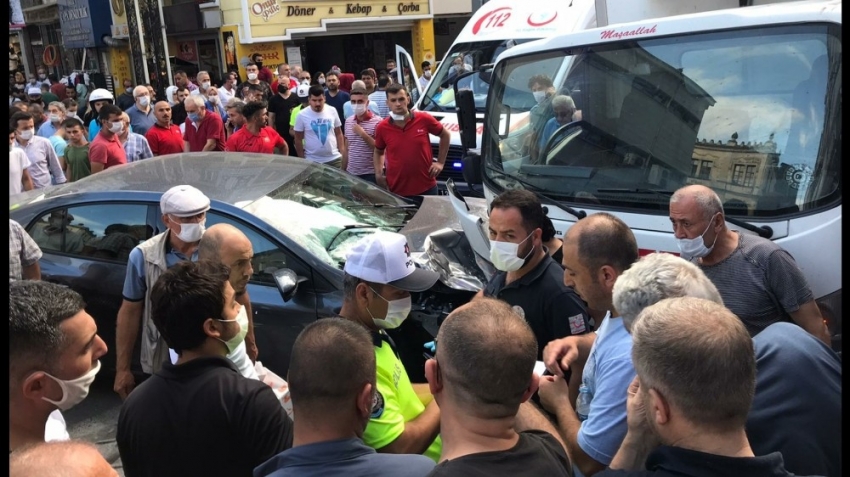 Gaz pedalı takılan otomobil önce yayaya sonra...