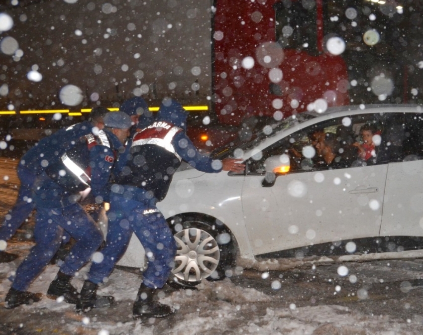 Antalya-Konya karayolunda sürücülerin karla imtihanı