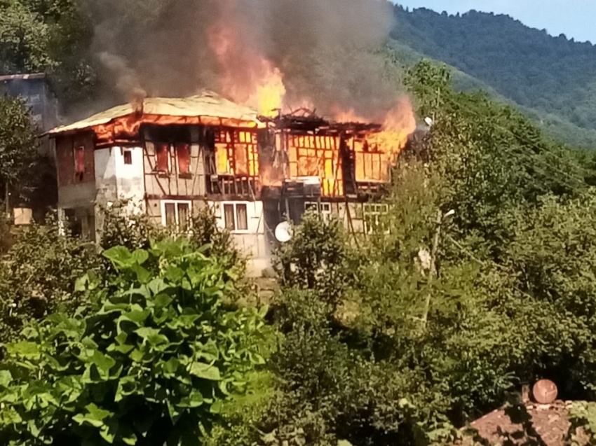 İki ailenin kaldığı ev küle göndü