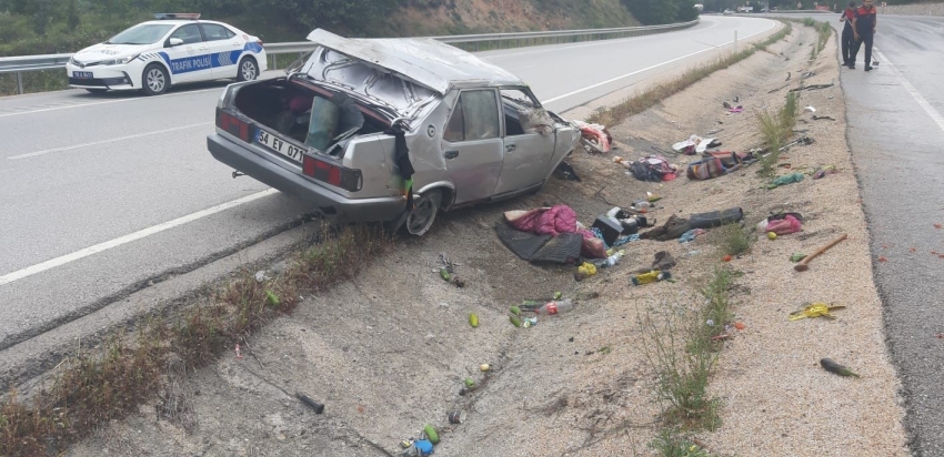 Kontrolden çıkan otomobil takla atıp refüje devrildi: 3’ü çocuk 5 yaralı