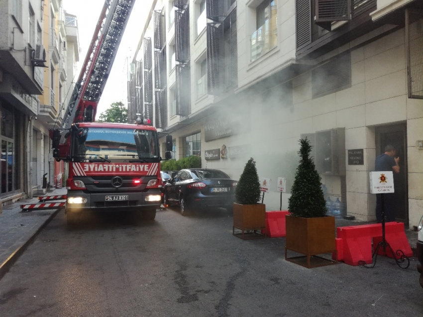 İstanbul'da korkutan otel yangını