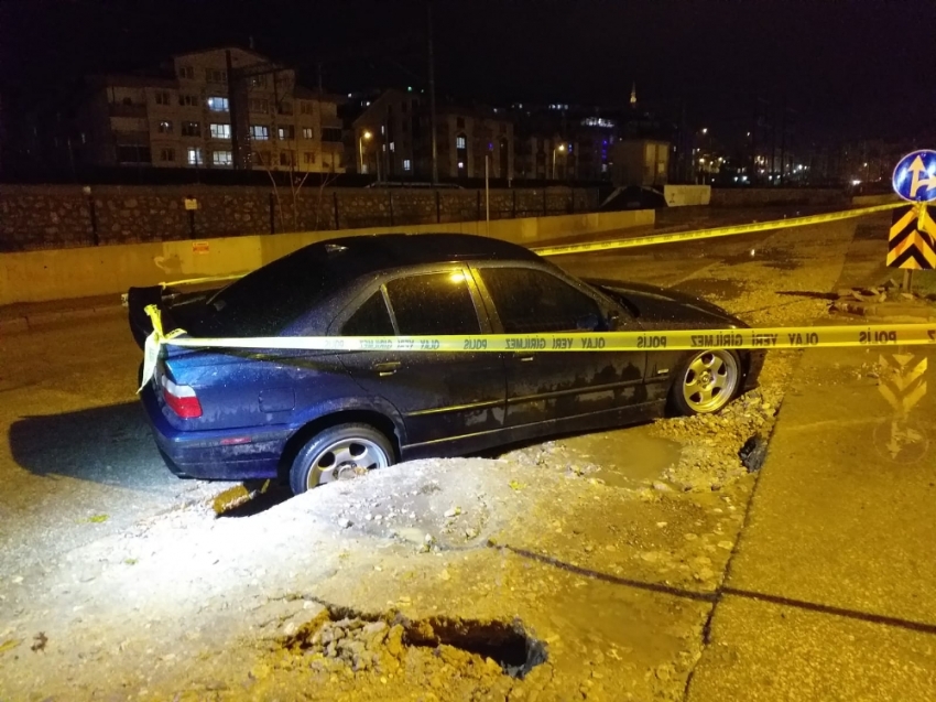 Başkent’te yol çöktü, araç içine düştü