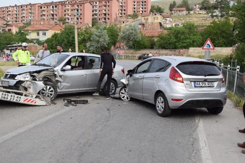 İki otomobil kafa kafaya çarpıştı: 3 yaralı