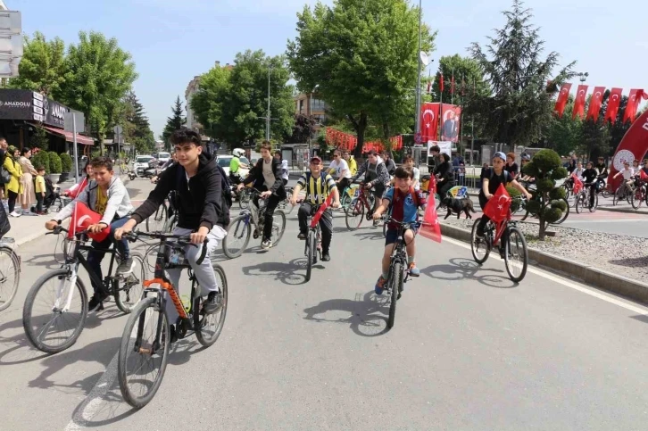 230 genç 8 kilometre pedal çevirdi
