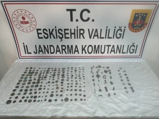 235 parça tarihi eser ile yakalandılar
