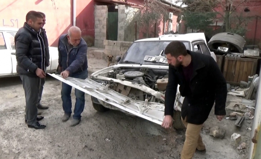 Borcunu vermemek için tırla defalarca otomobile çarptı