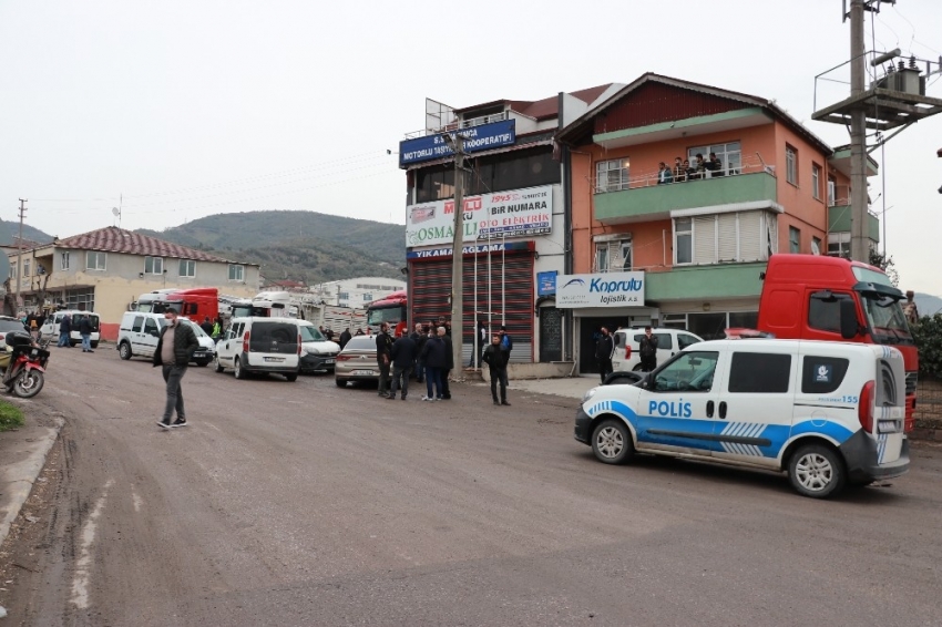 Ağabeyiyle oturduğu sırada silahlı saldırıya uğradı