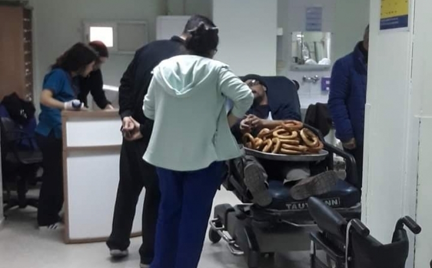 Acilde bile simit tezgahını elinden bırakmadı