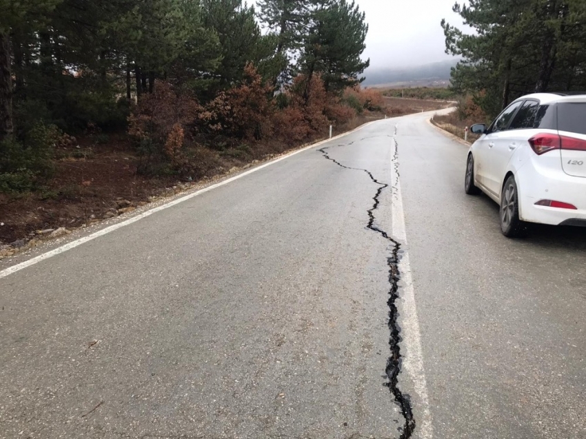 Köy yolunda oluşan derin ve uzun yarıklar korkutuyor