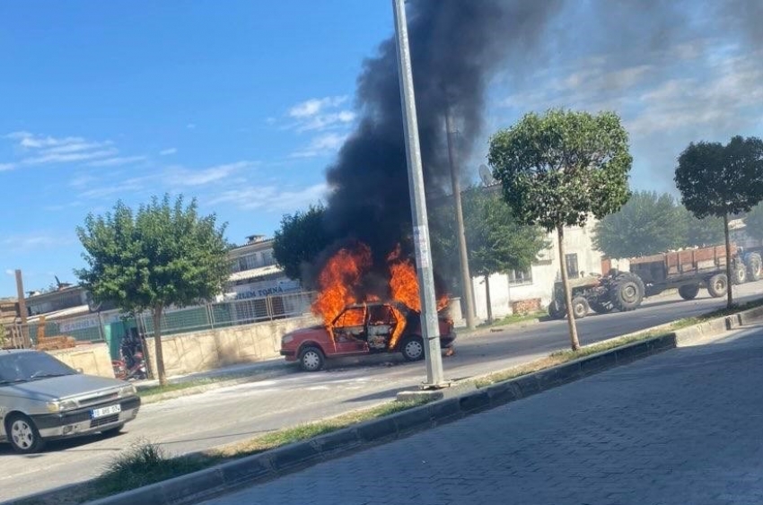 Park halindeki otomobil alev topuna döndü