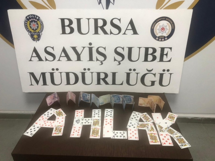 Bursa’da yeni yıla kumar oynayarak girenlere polis baskını