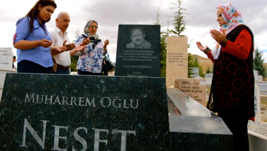 Neşet Ertaş mezarı başında anıldı