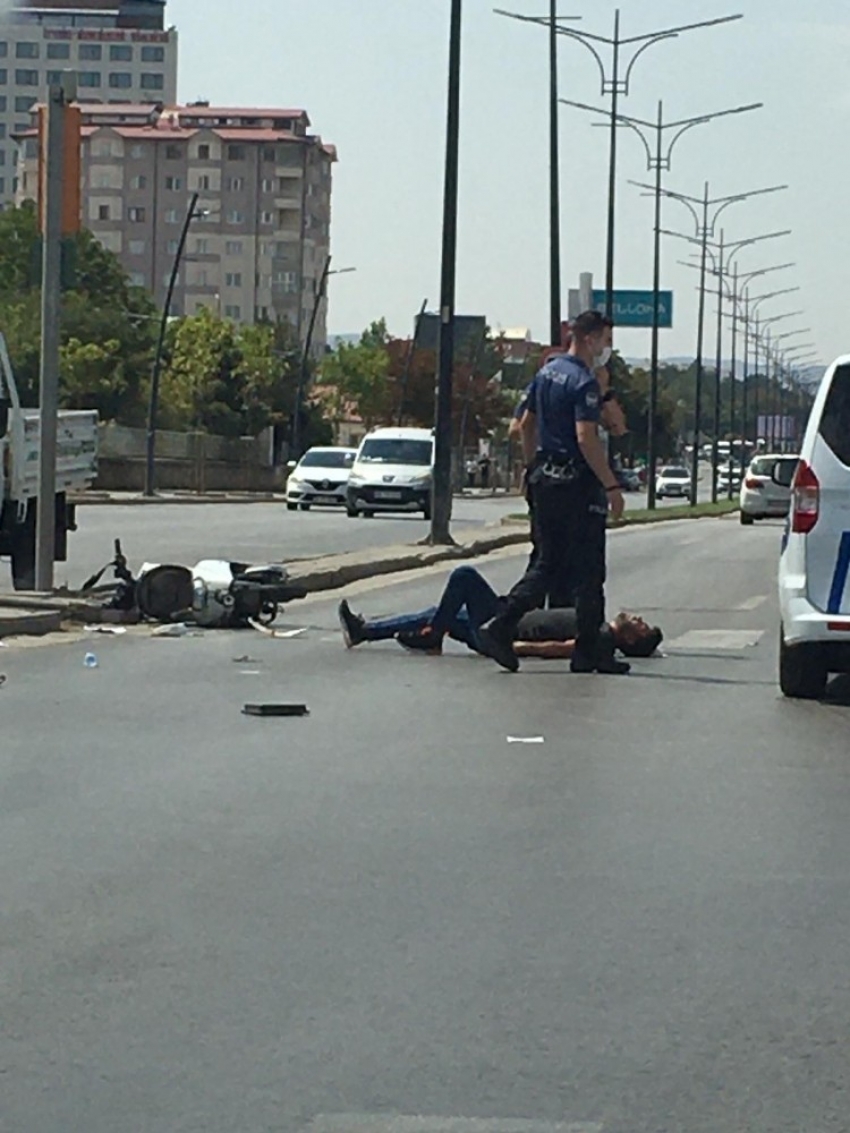 Polis otosu motosiklet sürücüsüne çarptı