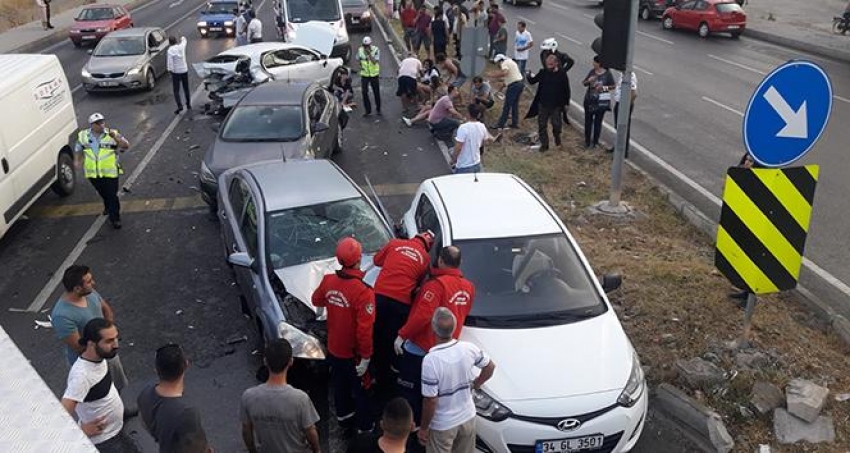 Balıkesir'de zincirleme trafik kazası: 9 yaralı