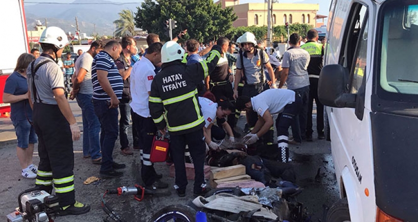 Hatay’da minibüsün altında kalan motosiklet sürücüsü öldü