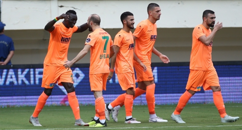 Alanyaspor 10 kişi ile kazandı