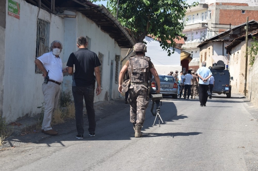 Kendini eve kilitleyen silahlı şahsa droneli operasyon