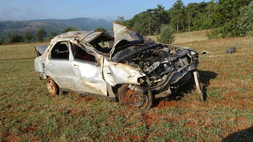 Şarampole yuvarlanan otomobil 50 metre sürüklenerek durabildi: 1 ölü