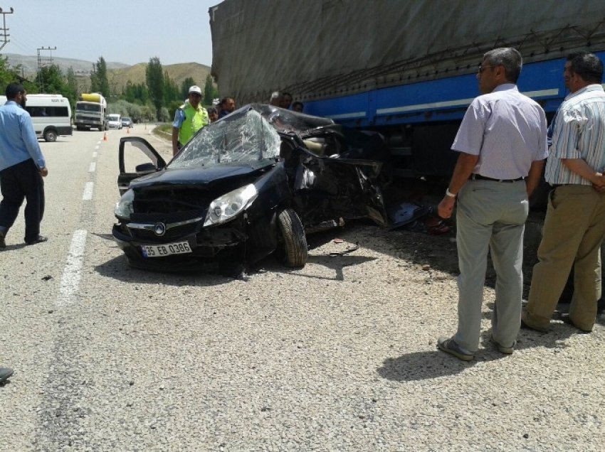 Otomobil TIR’ın altına girdi: 8 yaralı