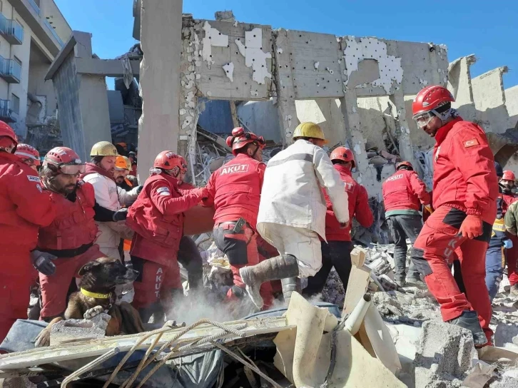 250 daireli rezidansın enkazından 81 saat sonra sağ çıkarıldı