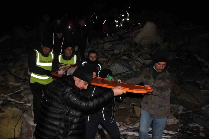 26 saat sonra gelen mutluluk: 2 küçük çocuk enkazdan sağ olarak kurtarıldı