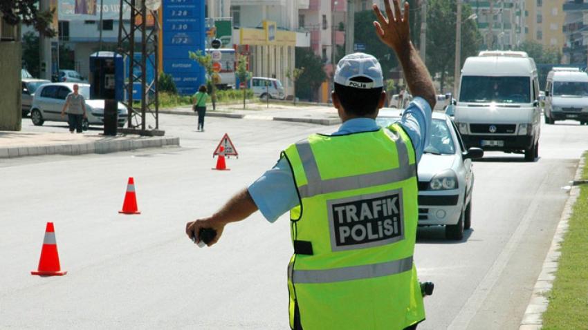 Trafikte tehlikeli sürüş yaparak makas atanlar yandı