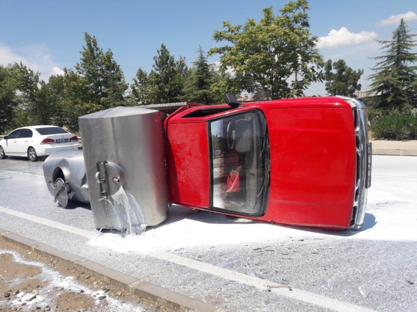 Manisa’da kamyonet devrildi, 2 ton süt yola döküldü