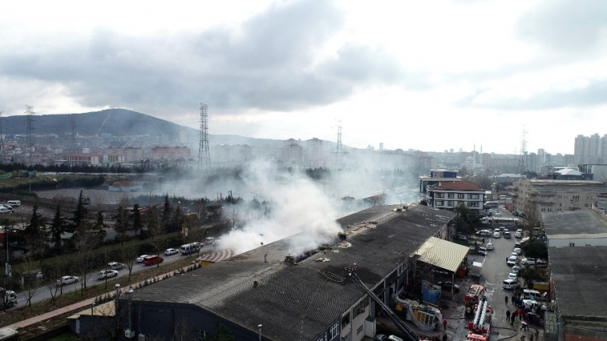 Ümraniye’de yangın çıkan ambalaj deposu havadan görüntülendi